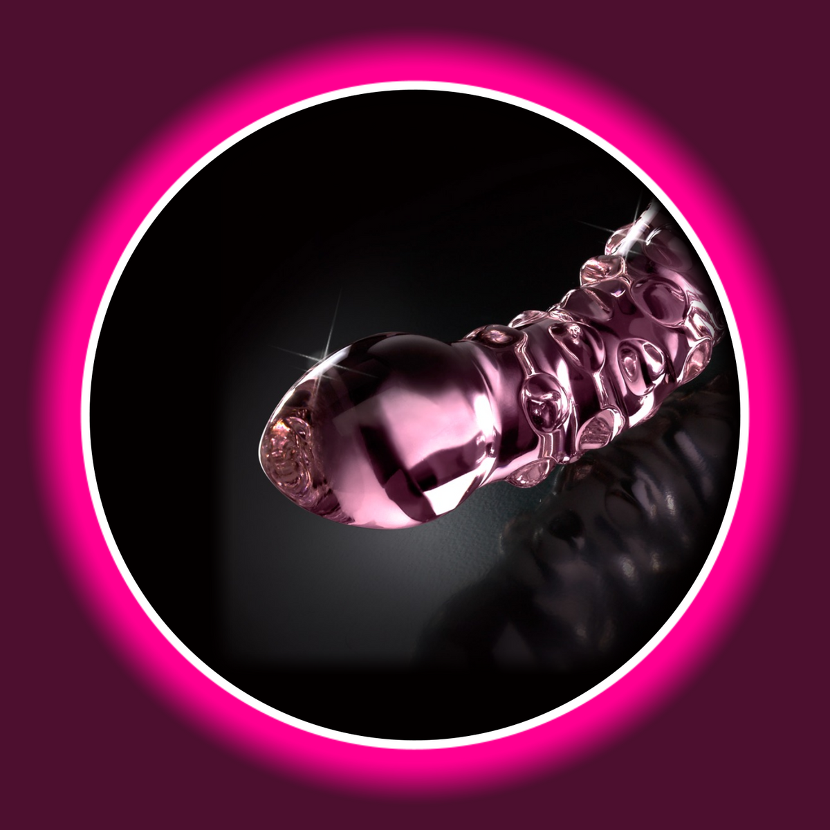 Pipedream Icicles No. 55 Glasdildo in Rosa, Nahaufnahme eines abgerundeten Endes und der erhabenen Noppen auf dem transparenten Glasschaft
