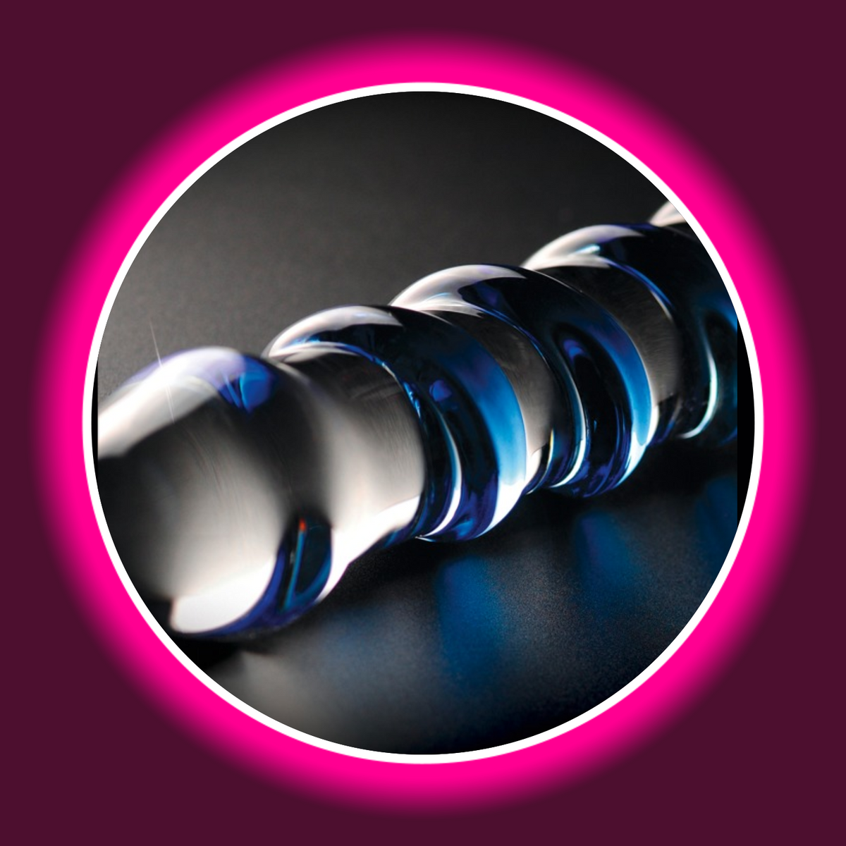 Pipedream Icicles No. 5 Glasdildo, Nahaufnahme der abgerundeten Spitze und der erhabenen blauen Spirale auf dem transparenten Glasschaft