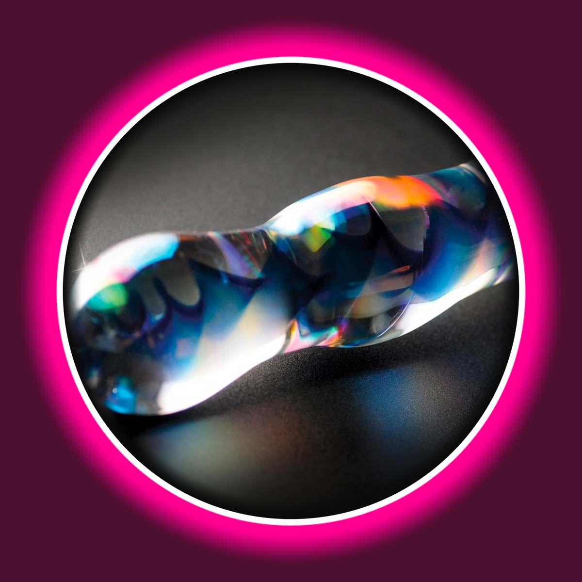 Pipedream Icicles No. 8 Glasdildo, Nahaufnahme des wellenförmigen Schafts mit blauer Spirale im transparenten Glas und mehrfarbigen Lichtreflexen
