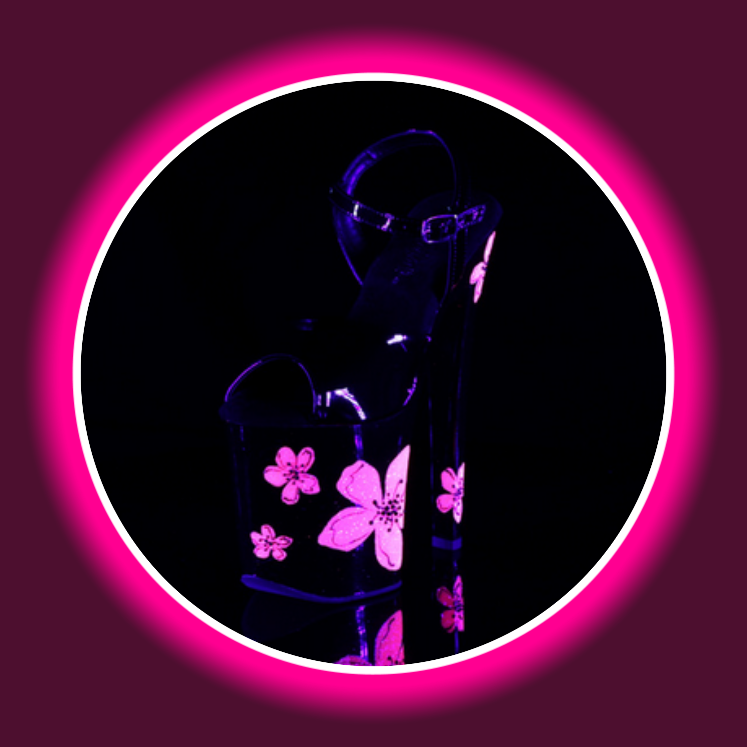 Winkelansicht uv-reaktive schwarze High Heels Pleaser Xtreme 809 mit pinken Hibiskus-Blüten und hohem Absatz vor schwarzem Hintergrund