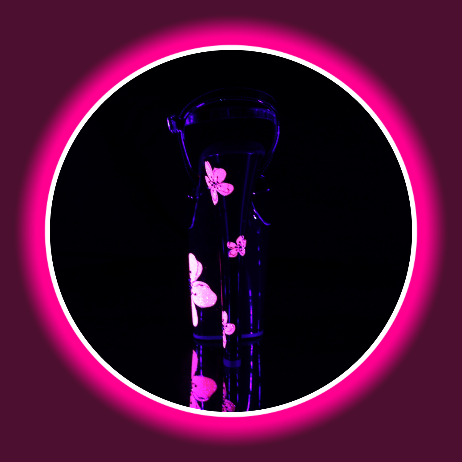 Rückansicht uv-reaktive schwarze High Heels Pleaser Xtreme 809 mit pinken Hibiskus-Blüten und hohem Absatz vor schwarzem Hintergrund