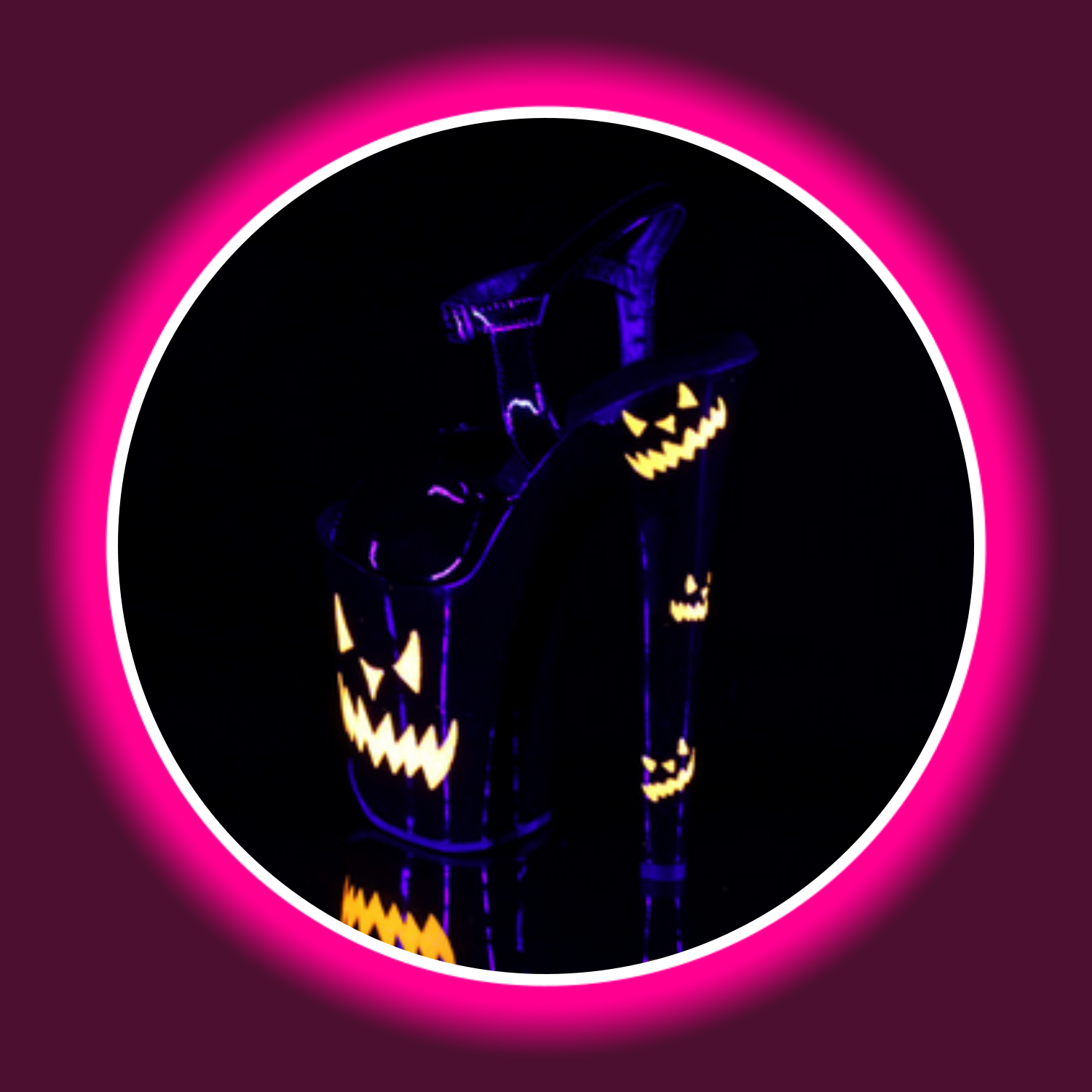 Winkelansicht uv-reaktive schwarze High Heels Pleaser Xtreme 809 mit Halloween Muster und sehr hohem Absatz vor schwarzem Hintergrund