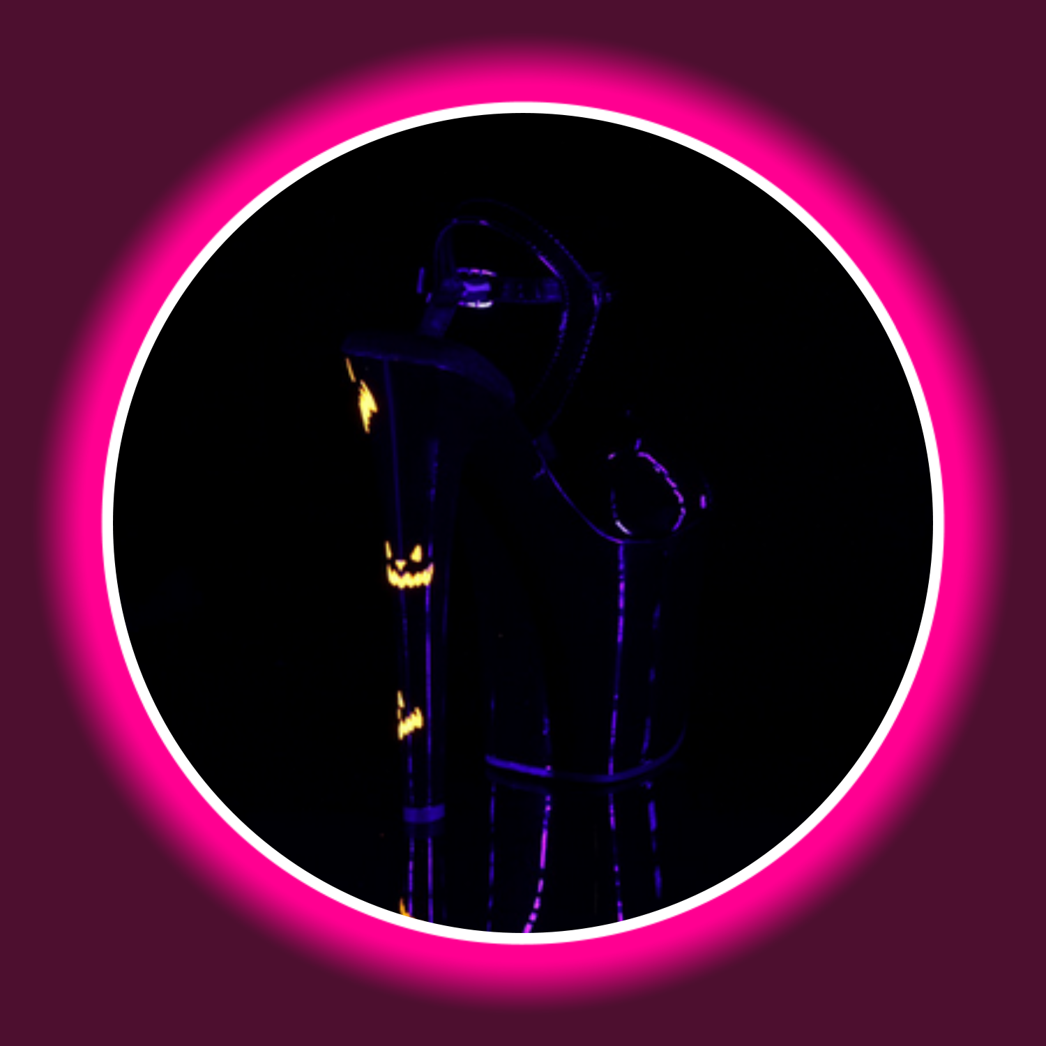 Winkelansicht uv-reaktive schwarze High Heels Pleaser Xtreme 809 mit Halloween Muster und sehr hohem Absatz vor schwarzem Hintergrund