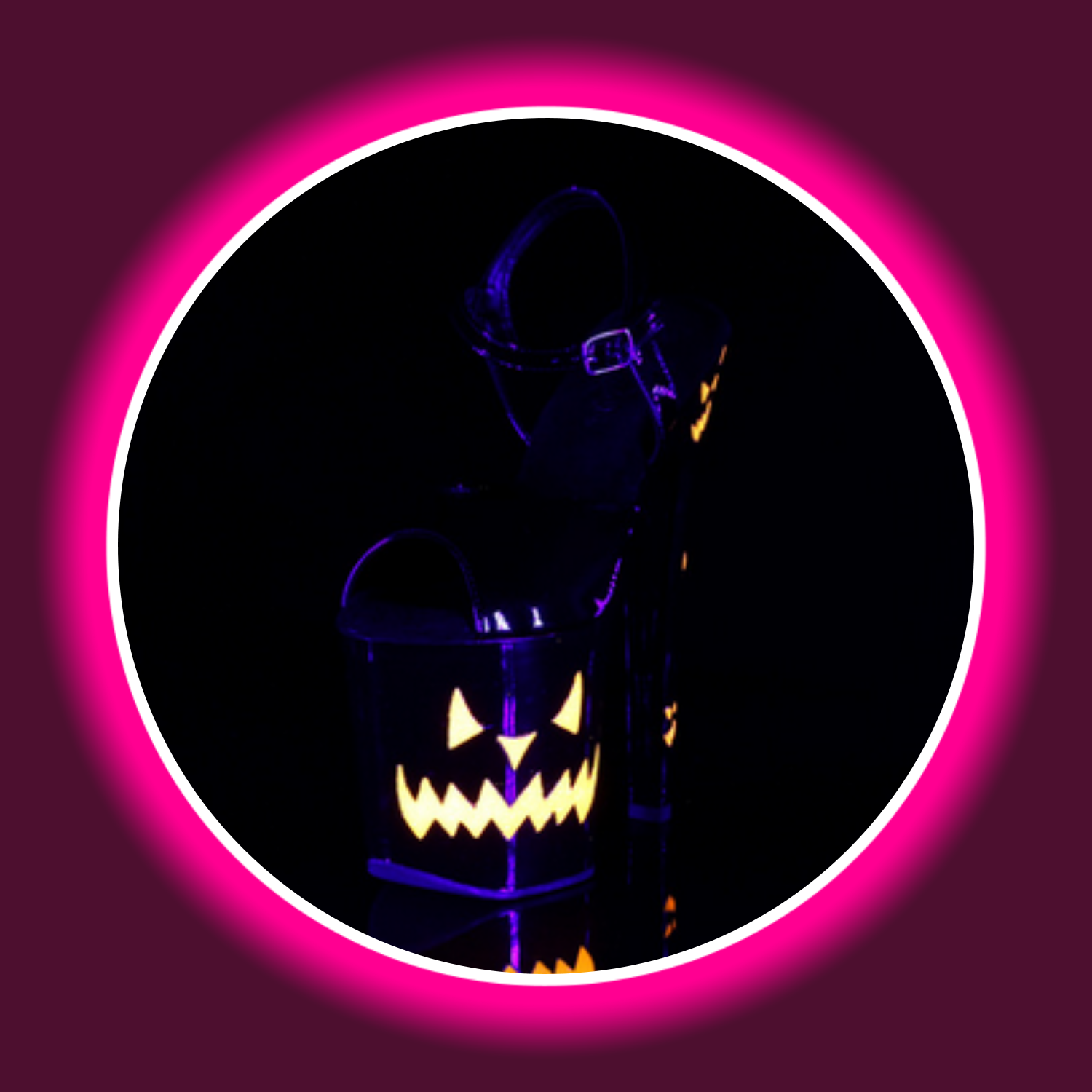 Winkelansicht uv-reaktive schwarze High Heels Pleaser Xtreme 809 mit Halloween Muster und sehr hohem Absatz vor schwarzem Hintergrund