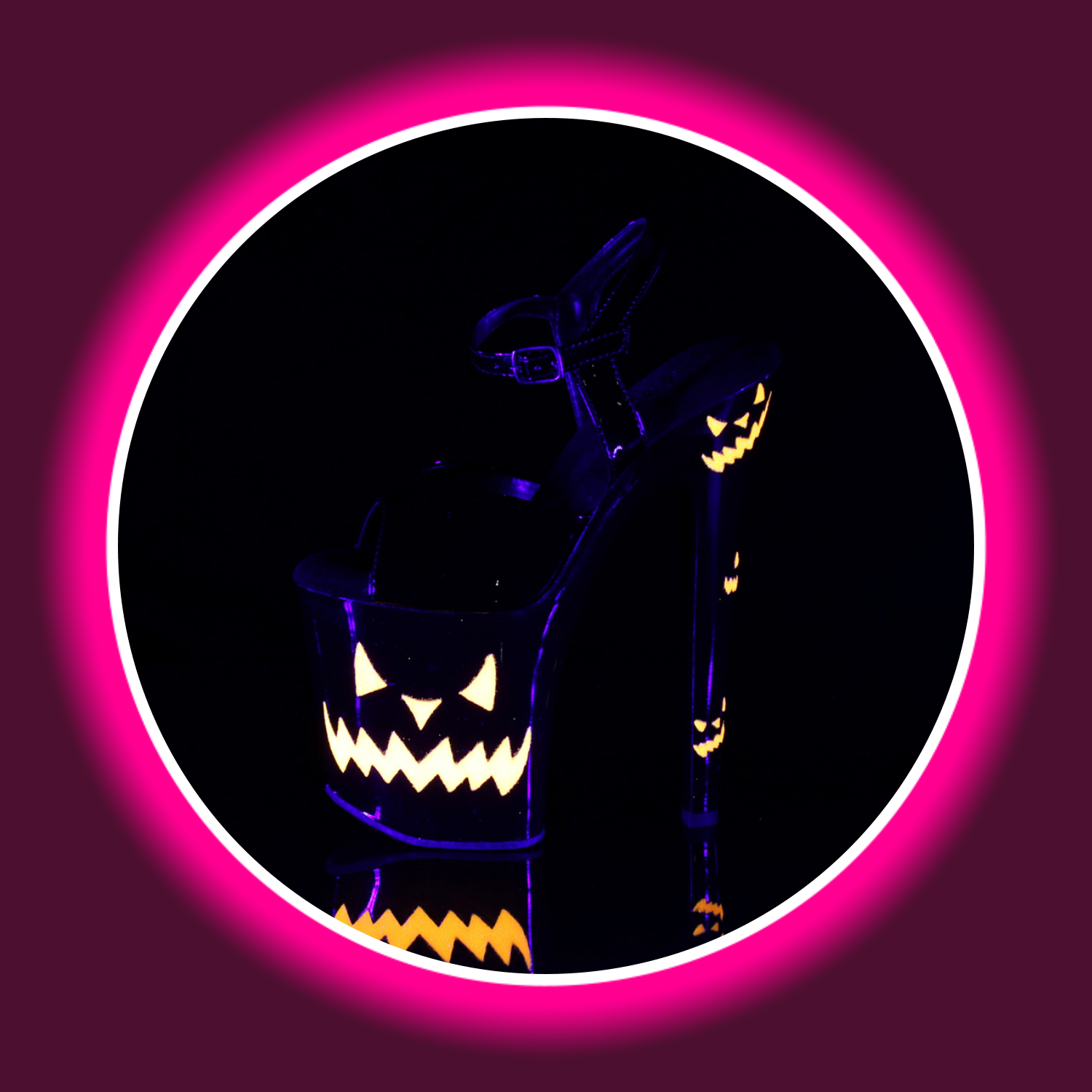 seitliche Ansicht uv-reaktive schwarze High Heels Pleaser Xtreme 809 mit Halloween Muster und sehr hohem Absatz vor schwarzem Hintergrund