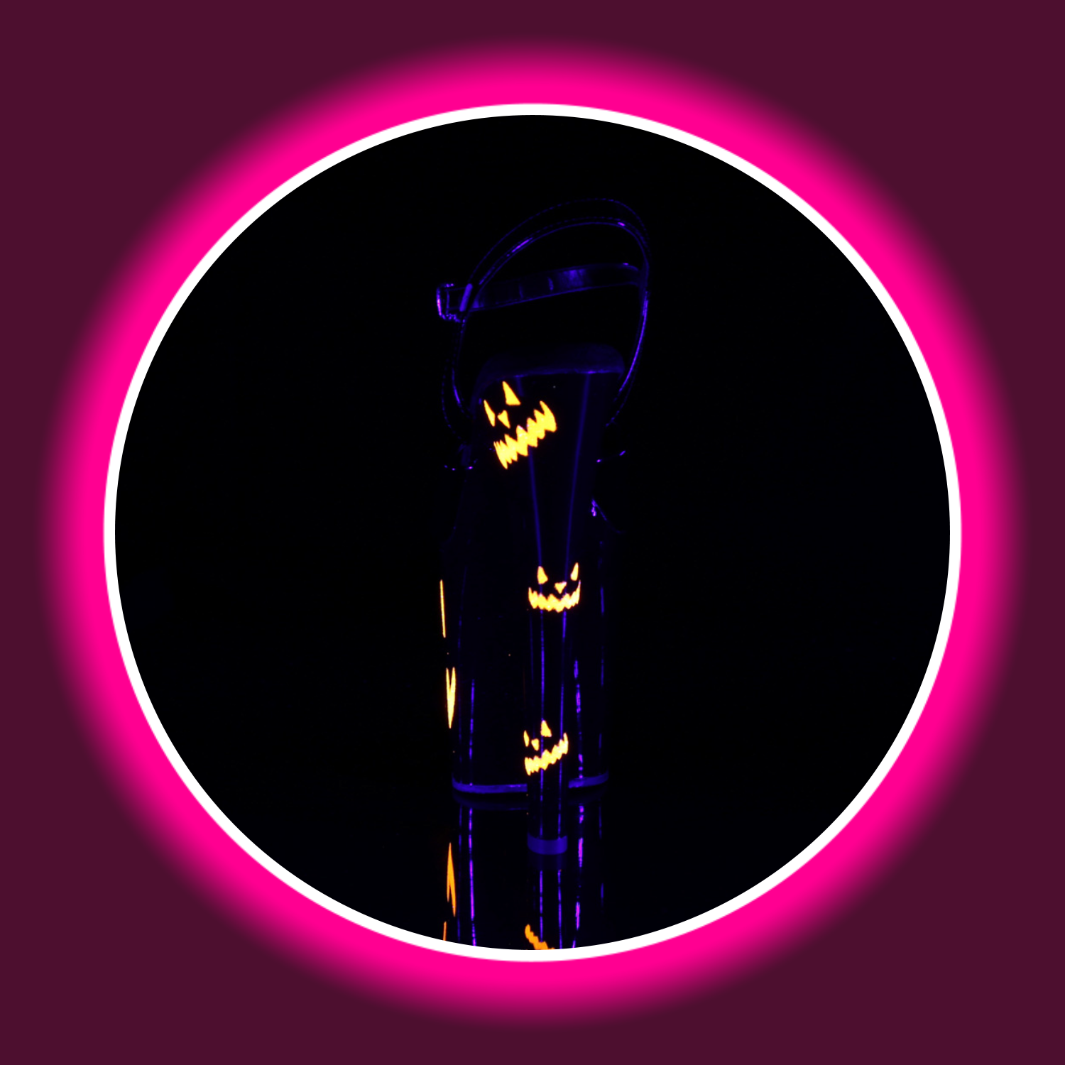 Rückansicht uv-reaktive schwarze High Heels Pleaser Xtreme 809 mit Halloween Muster und sehr hohem Absatz vor schwarzem Hintergrund