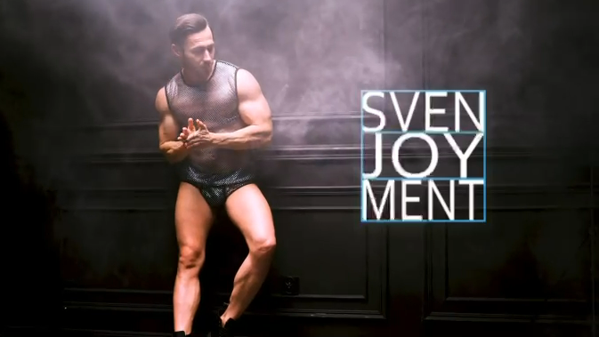 Mann präsentiert Shirt und Pants aus Netz mit Glitzer von Svenjoyment in dunkler rauchiger Umgebung