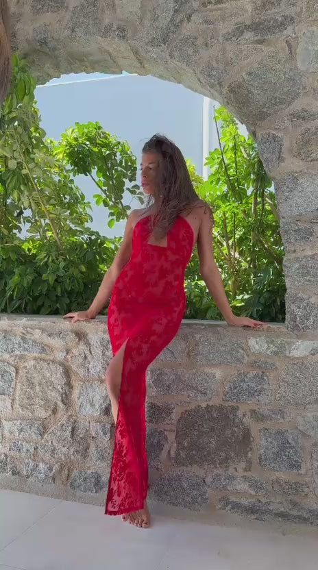 Frau posiert vor einer Mauer in langem rotem Kleid Plaything F418 von Noir Handmade