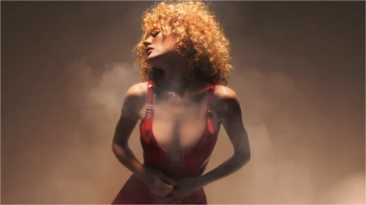 Frau posiert und tanzt in rotem Lack-Set in dunkler rauchiger Umgebung, BLACK LEVEL