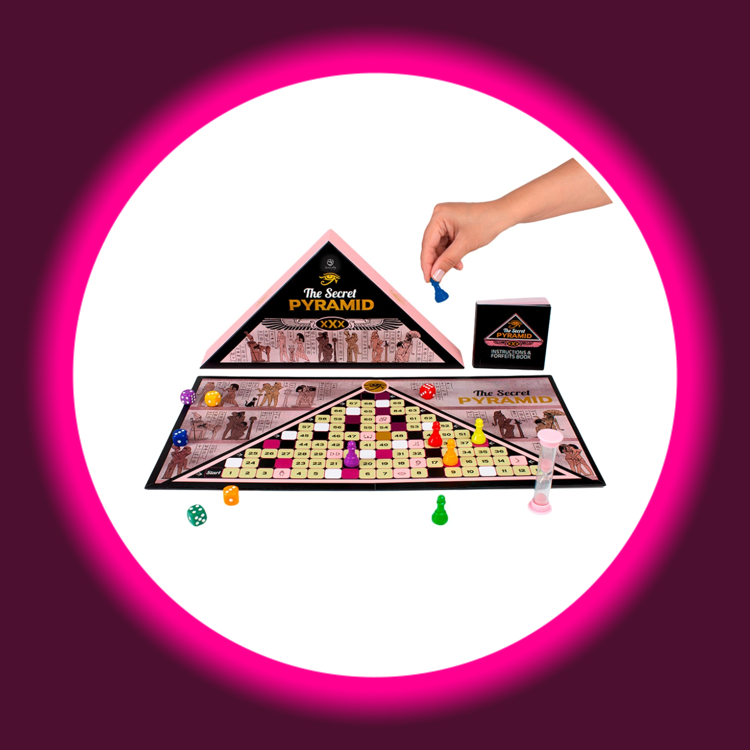 ausgebreitetes Brettspiel The Secret Pyramid mit Spielfeld, Figuren, Sanduhr und Würfeln