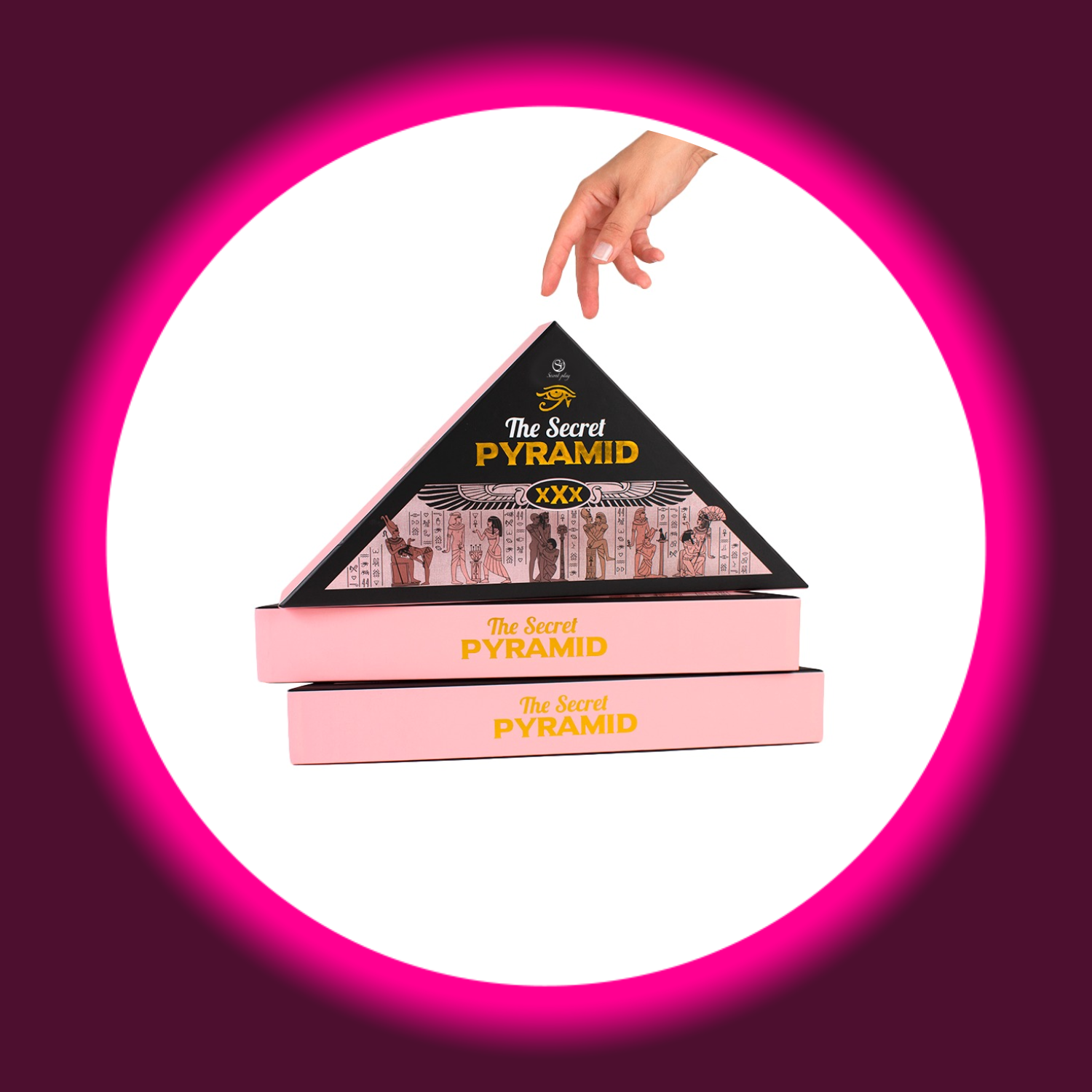 eine Hand greift nach der dreieckigen Verpackung des Brettspiels The Secret Pyramid