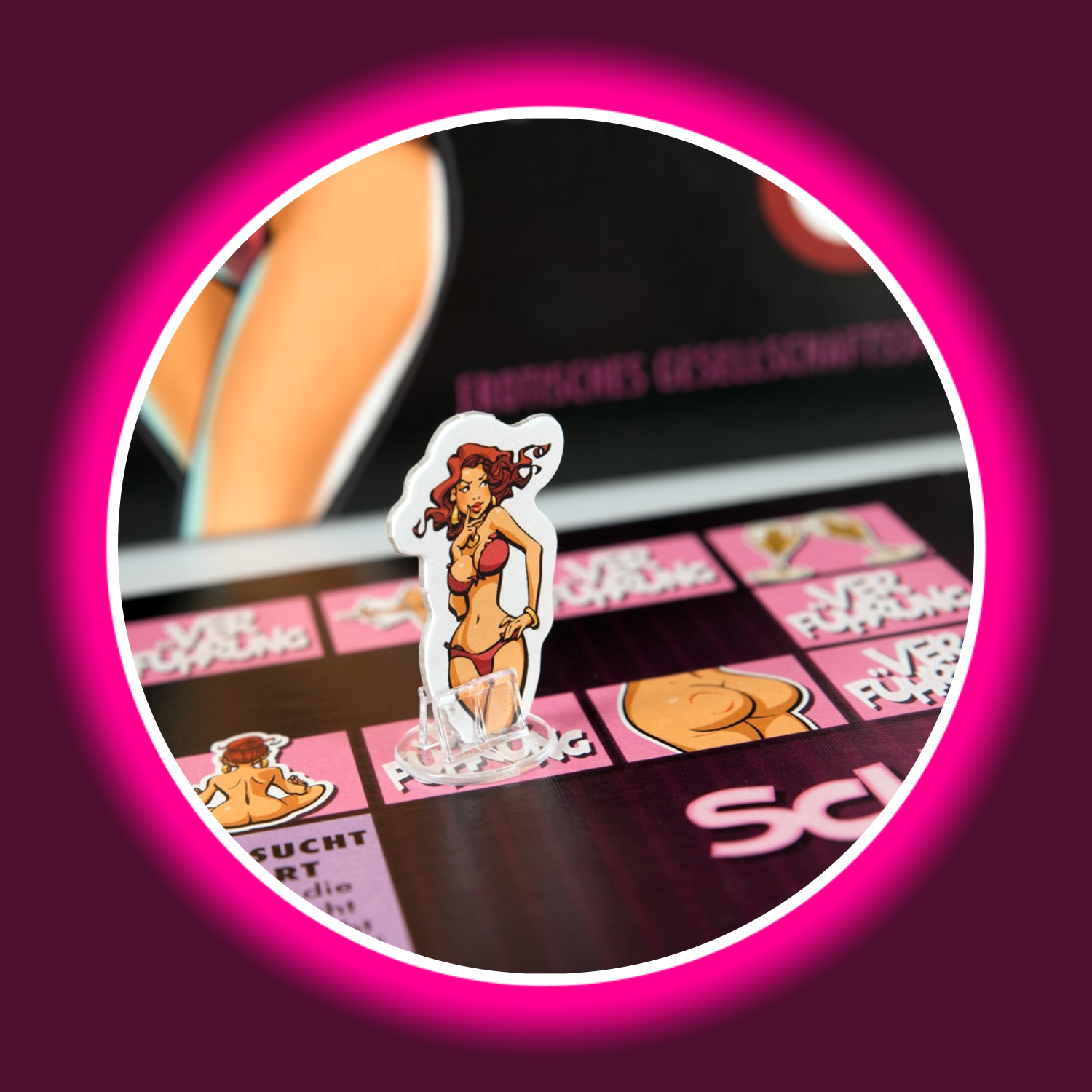 weibliche Spielfigur steht auf dem bunten Spielfeld des Brettspiels Schmuseduell