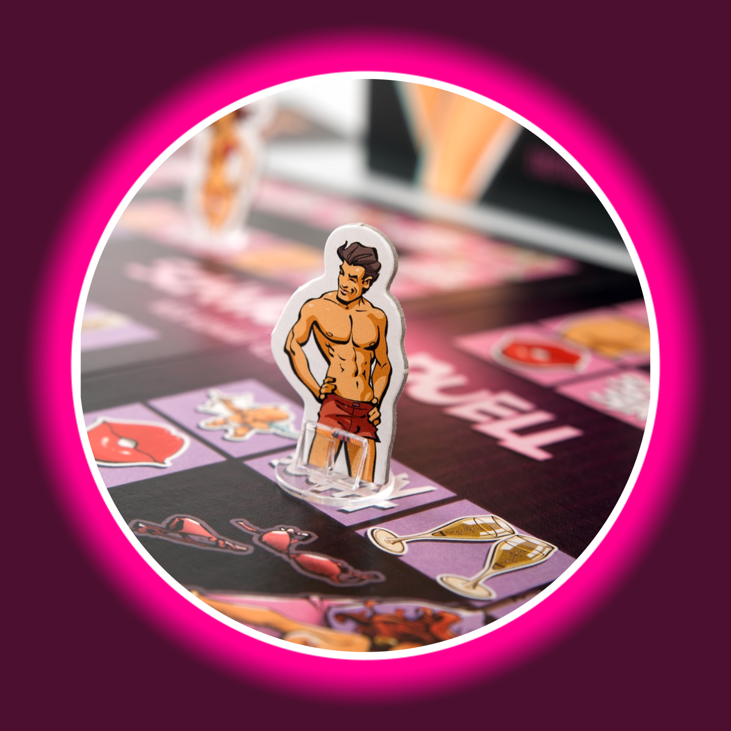 männliche Spielfigur steht auf dem bunten Spielfeld des Brettspiels Schmuseduell