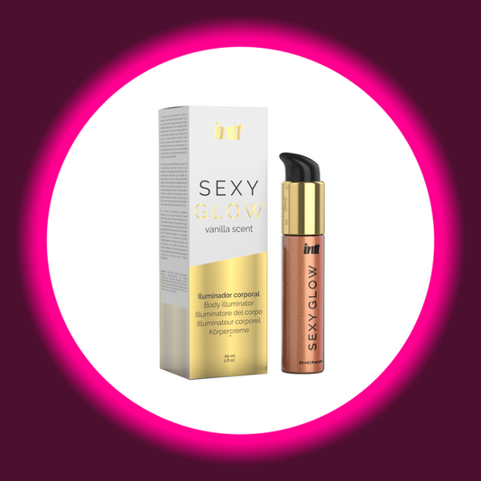 weiß goldene Produktverpackung einer Bodylotion mit daneben stehendem Cremespender mit der Aufschrift sexy glow