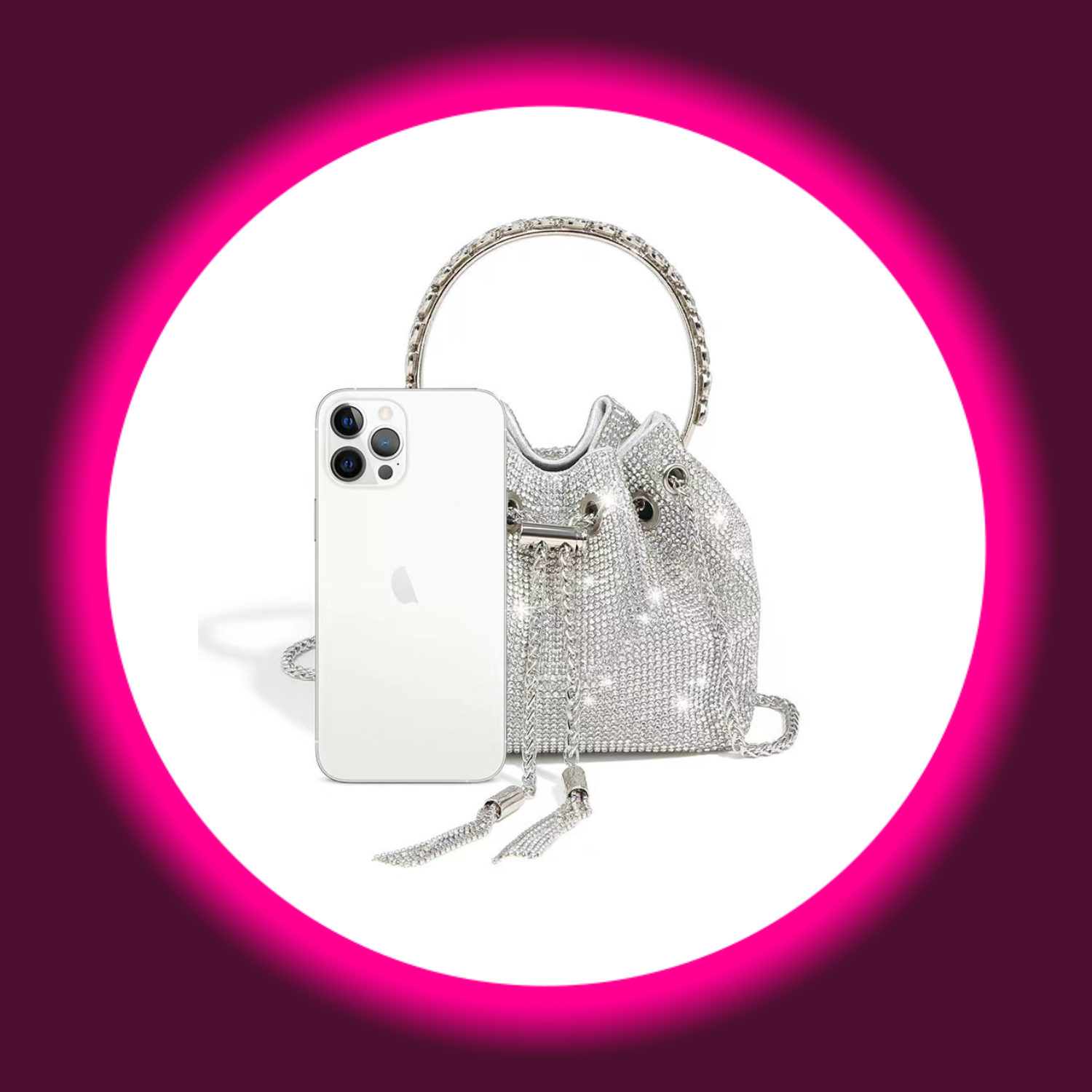 silberne kleine Handtasche mit rundem Tragegriff und Kordelzug, komplett mit Straßsteinen besetzt, davor ein weißes Smartphone, Sexymize