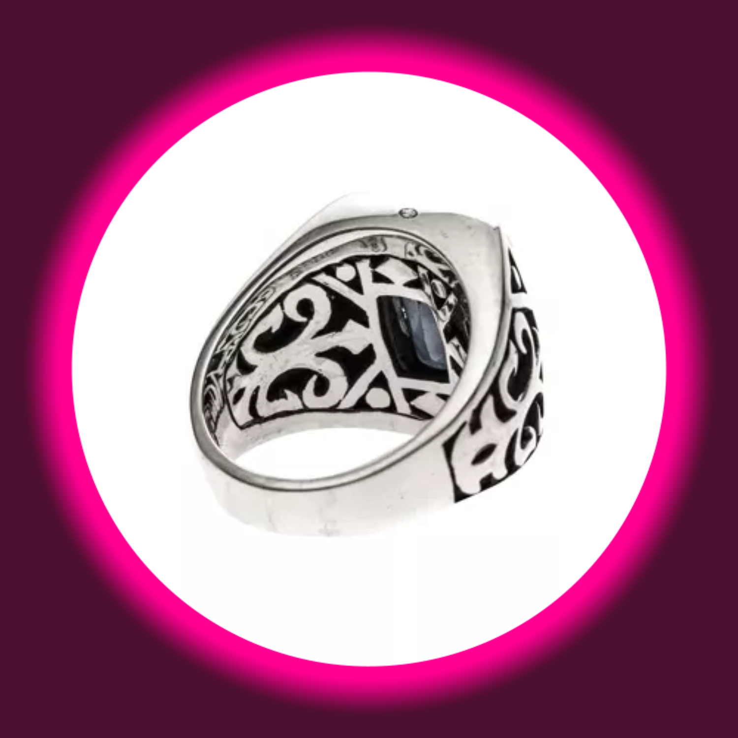 Rückansicht Siegelring aus 925 Sterling Silber mit violettem Zirkonia und königlichen Zeichen