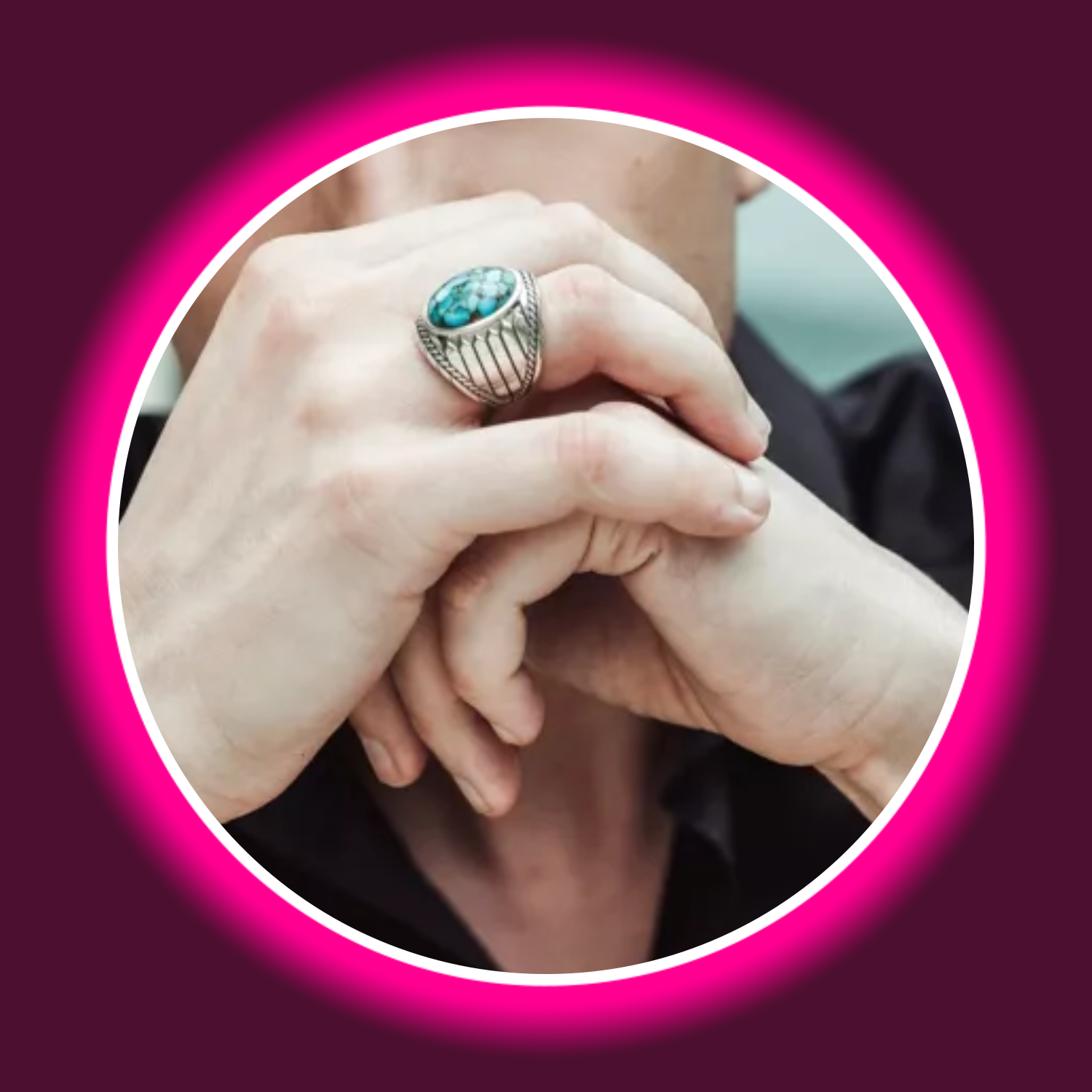 breiter Siegelring aus 925 Sterling Silber mit türkisem Stein und indianischen Zeichen, getragen am Finger eines Mannes