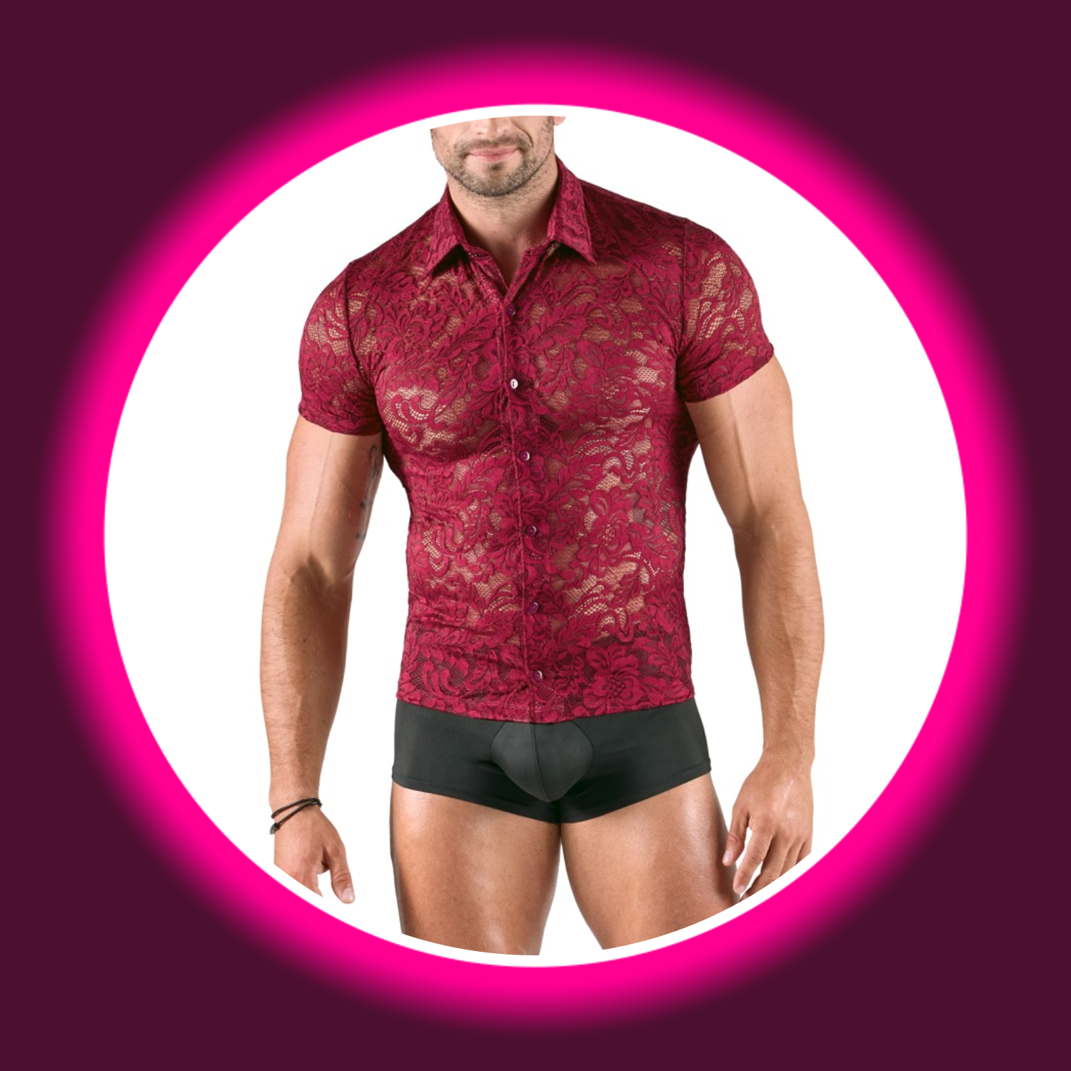 Mann in rotem kurzärmeligem Hemd aus Spitze mit Blumenmuster und schwarzen Shorts, Svenjoyment