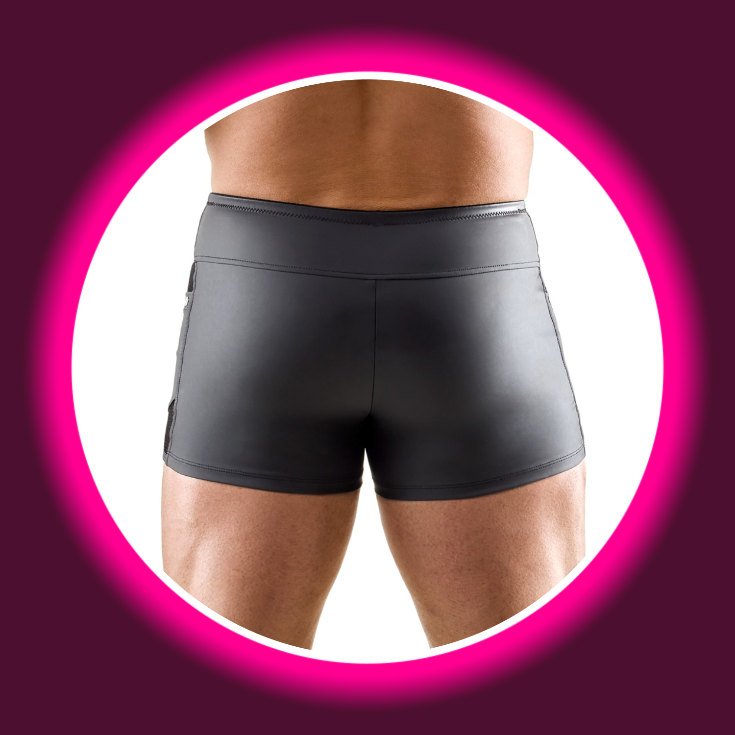 Svenjoyment Pants für Herren – Rückansicht am Model, glatte schwarze Wetlook-Oberfläche mit breitem Stretchbund, körperbetont