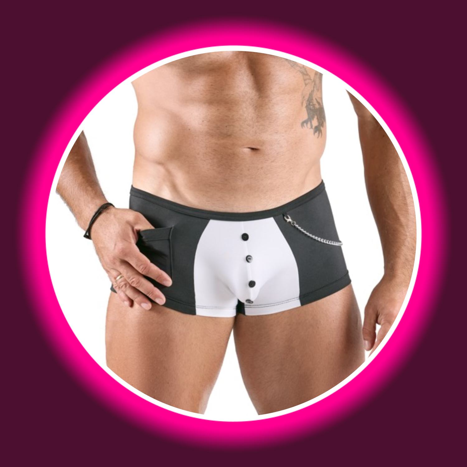 Mann in engen schwarz-weißen Pants mit Zierknöpfen und Zierkette, Svenjoyment