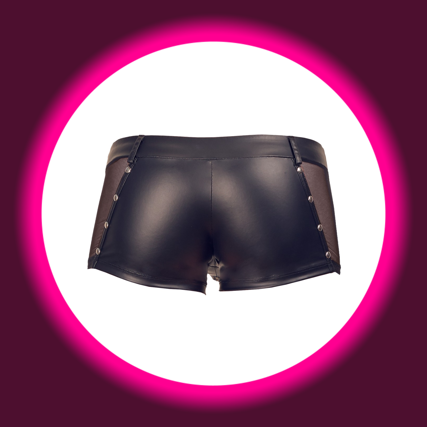 Rückansicht schwarze Pants im Mattlook mit Netzeinsätzen, Nieten und Gürtelschlaufen