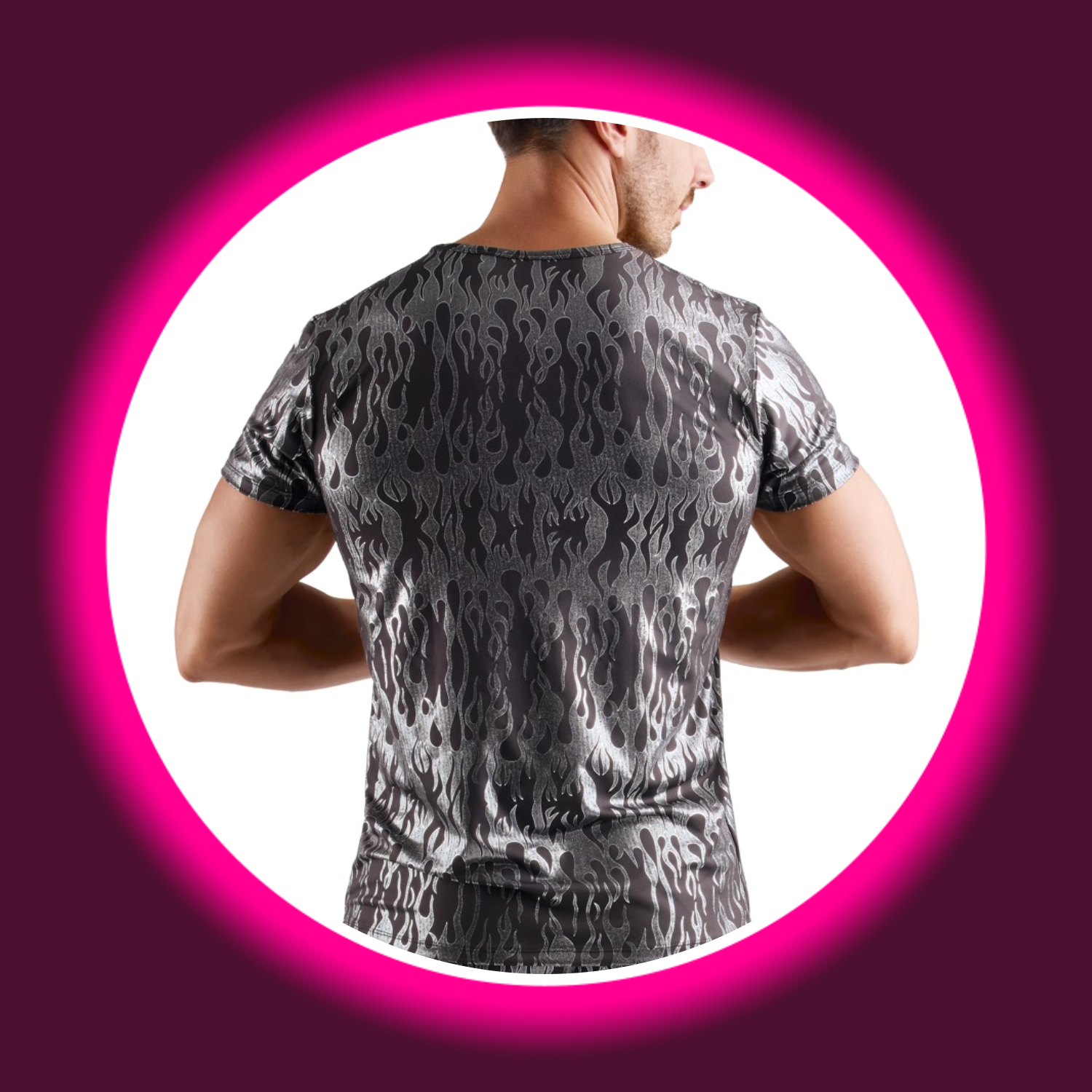 Mann von hinten in schwarzem Shirt mit silbernem Flammen-Design, Svenjoyment