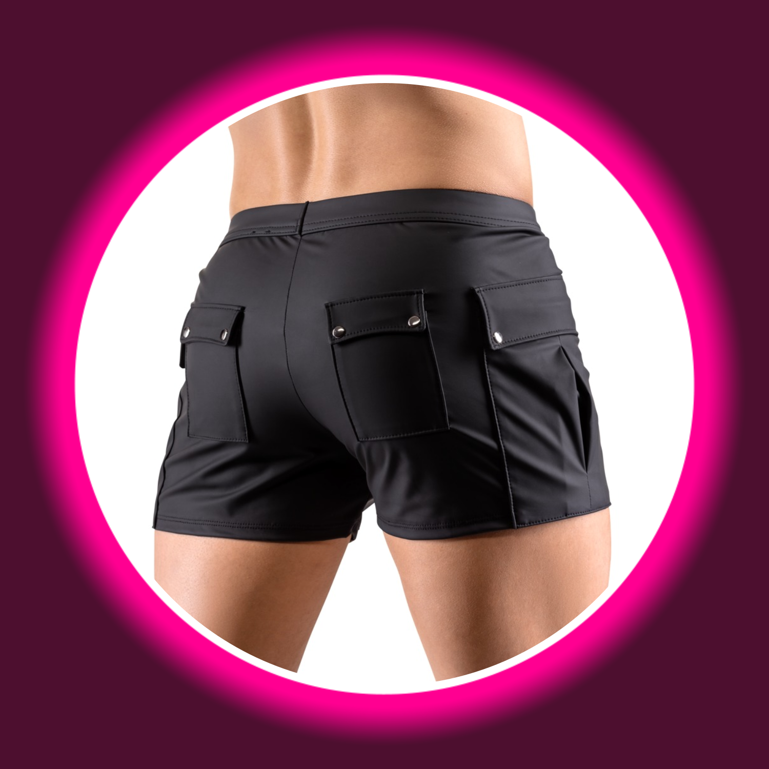 Mann von hinten in schwarzen Shorts von Svenjoyment mit Taschen und Druckknöpfen