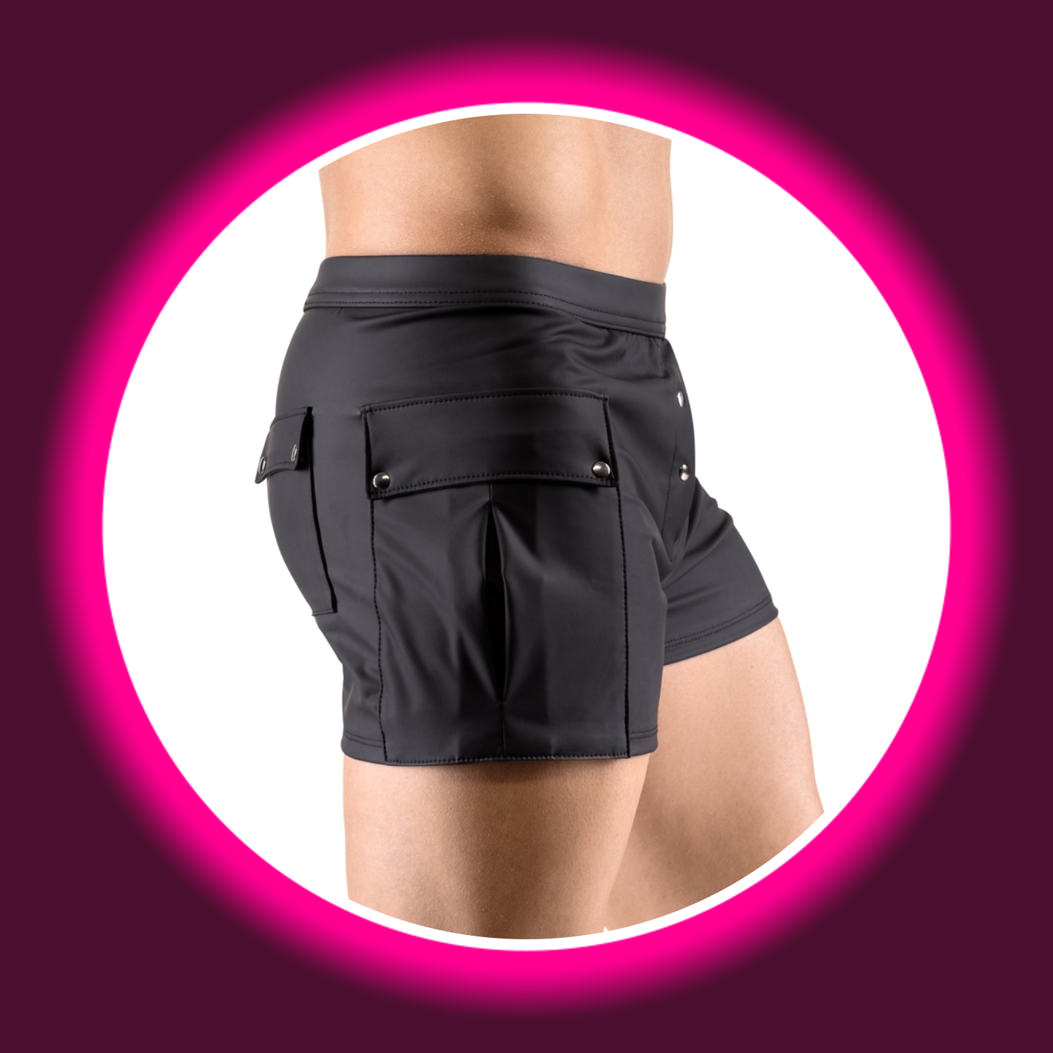 Mann von der Seite in schwarzen Shorts von Svenjoyment mit Taschen und Druckknöpfen