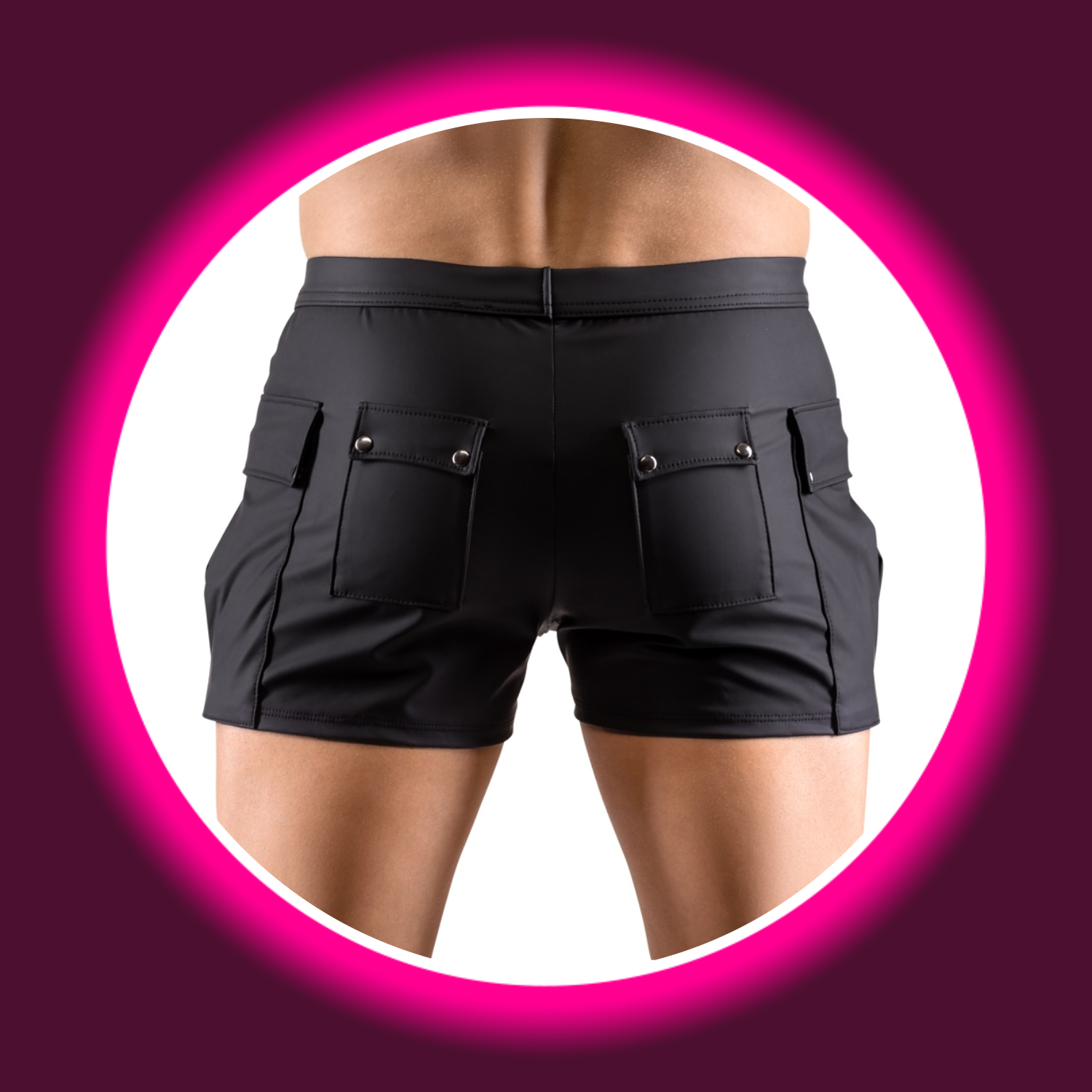 Mann von hinten in schwarzen Shorts von Svenjoyment mit Taschen und Druckknöpfen