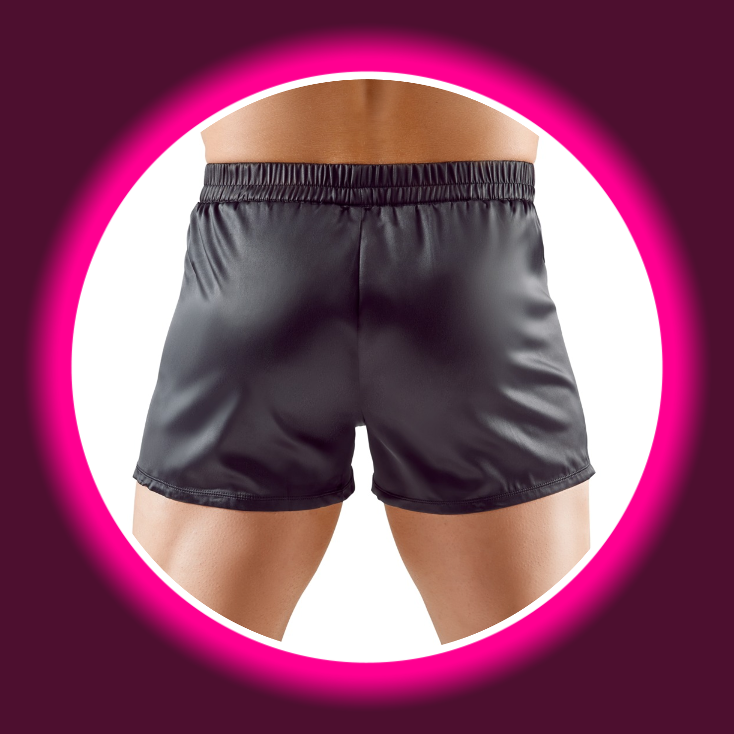 Mannvon hinten in schwarzen Shorts aus Satin mit Gummibund von Svenjoyment