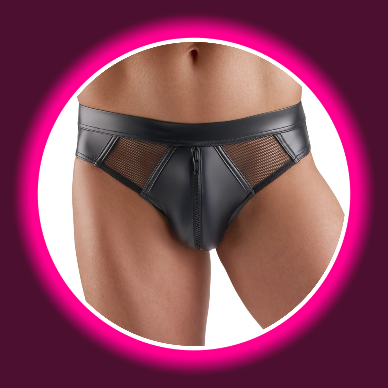 Svenjoyment Slip VADIM für Herren – Frontansicht am Model, schwarzer Wetlook mit transparenten Netzeinsätzen und Front-Reißverschluss, körperbetont