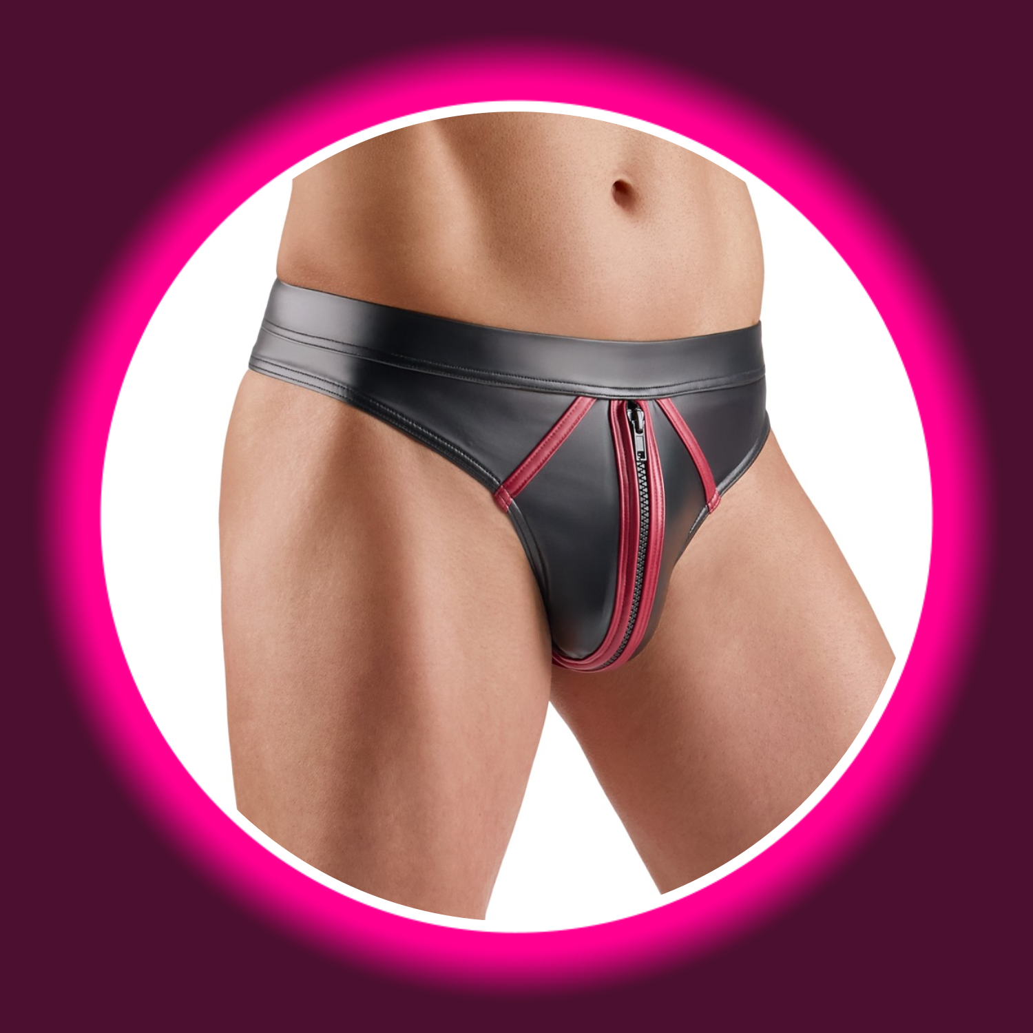 Svenjoyment String MILAN für Herren – seitliche Frontansicht am Model, schwarzer Wetlook mit roten Kontraststreifen und Front-Reißverschluss
