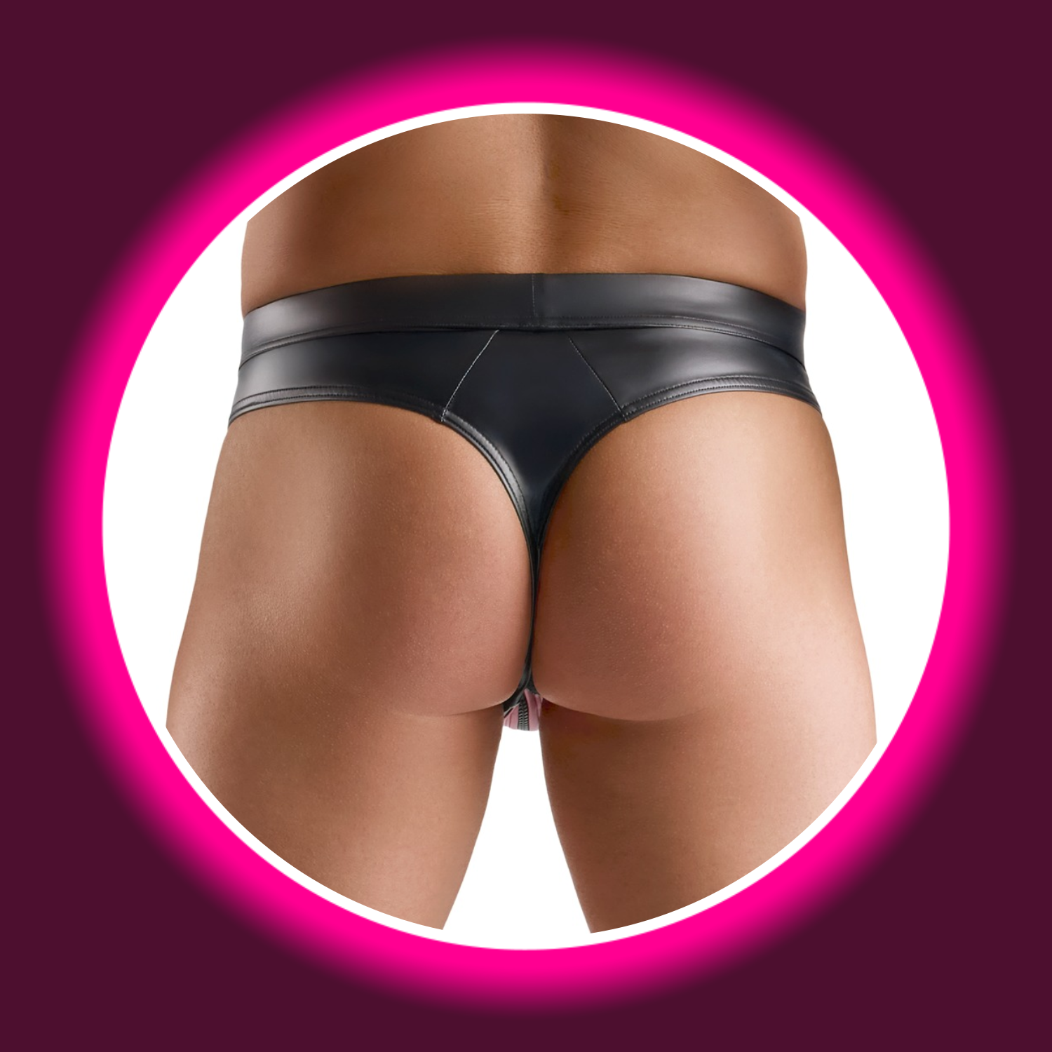 Svenjoyment String MILAN für Herren – Rückansicht am Model, schwarzer Wetlook-Riostring, körperbetont
