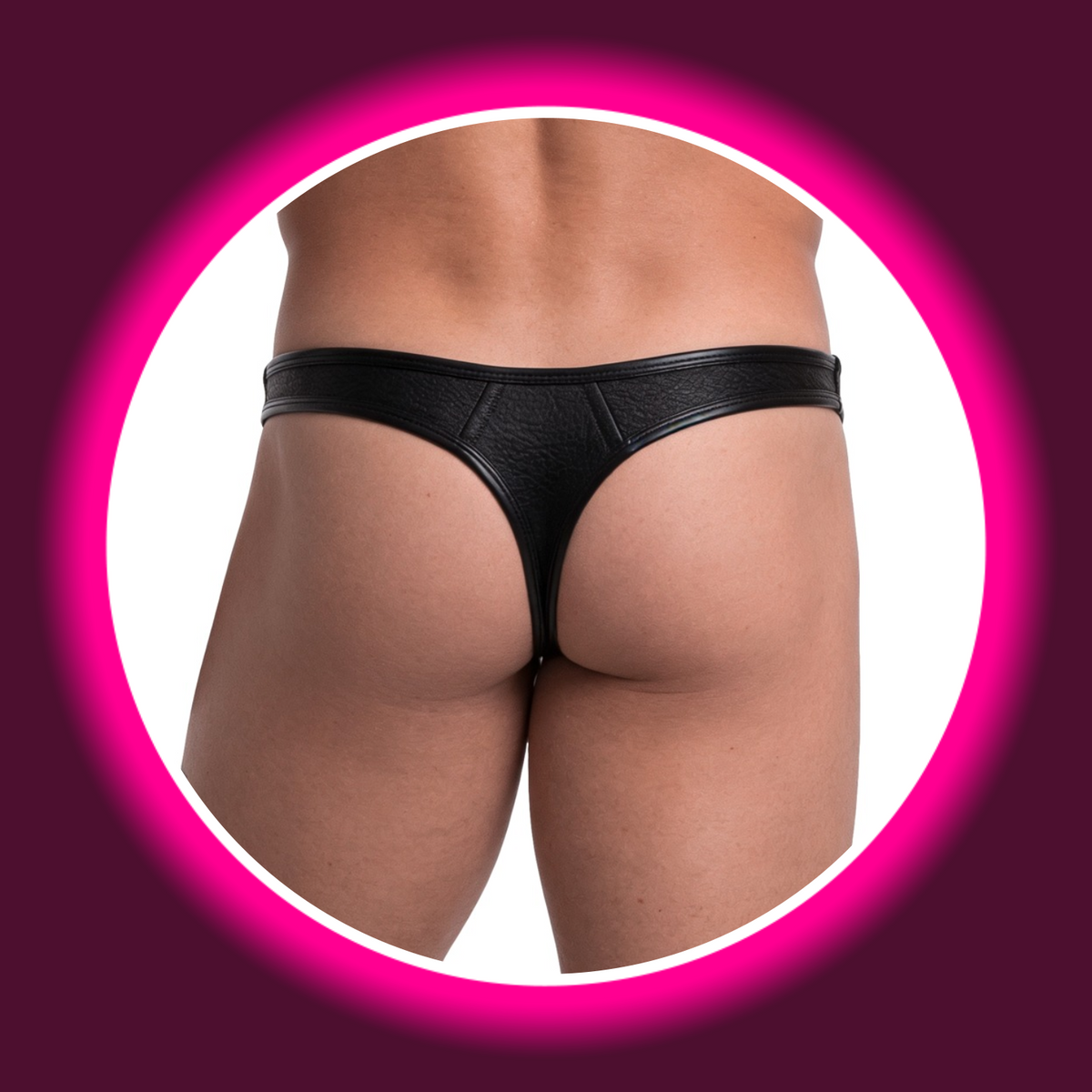 Svenjoyment String PARKER schwarz – Rückenansicht am Model, knapper Rio-Schnitt aus schwarzem Lederimitat mit breitem Bund