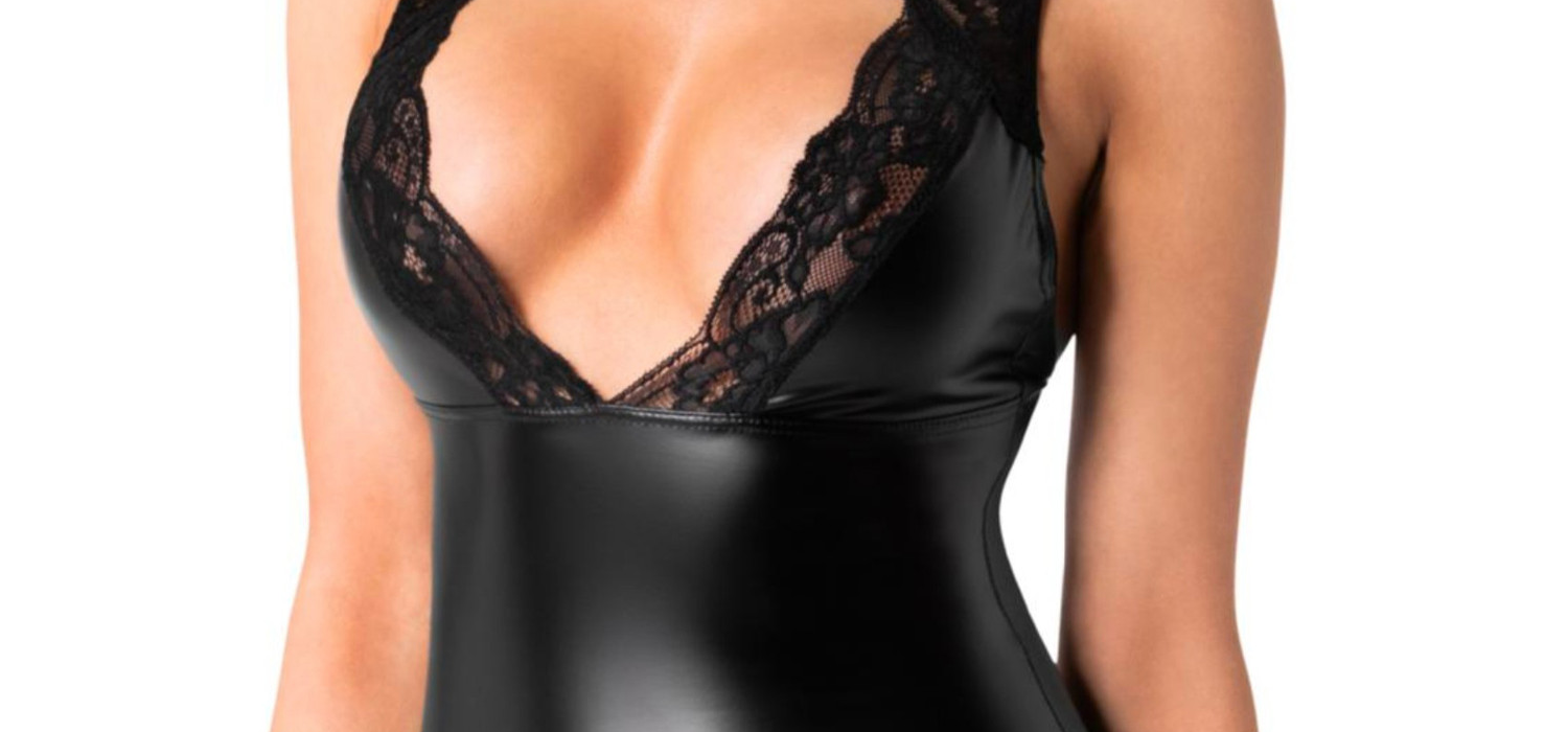 Detailansicht Dekollete einer Frau in schwarzem Kleid Pandora F343, Noir Handmade