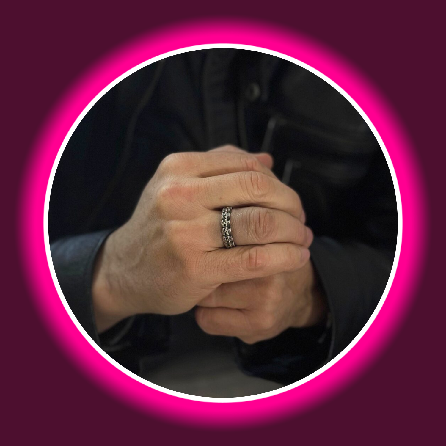 Totenkopf Ring aus 925 Sterling Silber, Augen im Totenkopf aus schwarzem Zirkonia, getragen am Finger eines Mannes