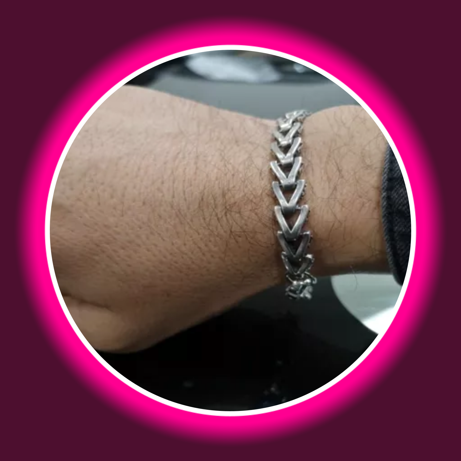 Tribal Armband mit Stammeszeichen aus 925 Sterling Silber, getragen am Handgelenk eines Mannes