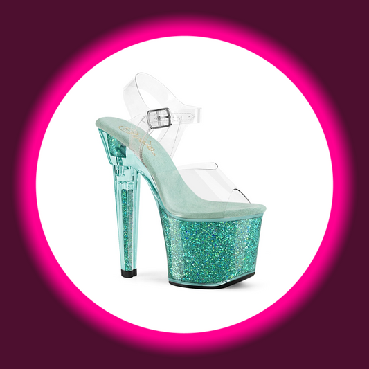 Winkelansicht auf eine glitzernde türkis farbene Sandalette bzw. High Heels mit transparenten Riemen