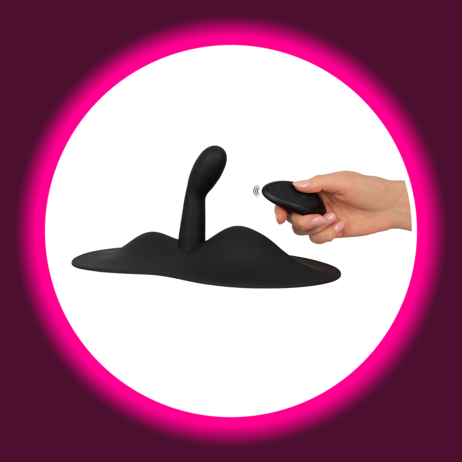 schwarzes Vibepad 3 Vibrokissen mit G-Punkt-Vibrator und Vibrohügeln, daneben hält eine Hand die Fernbedienung