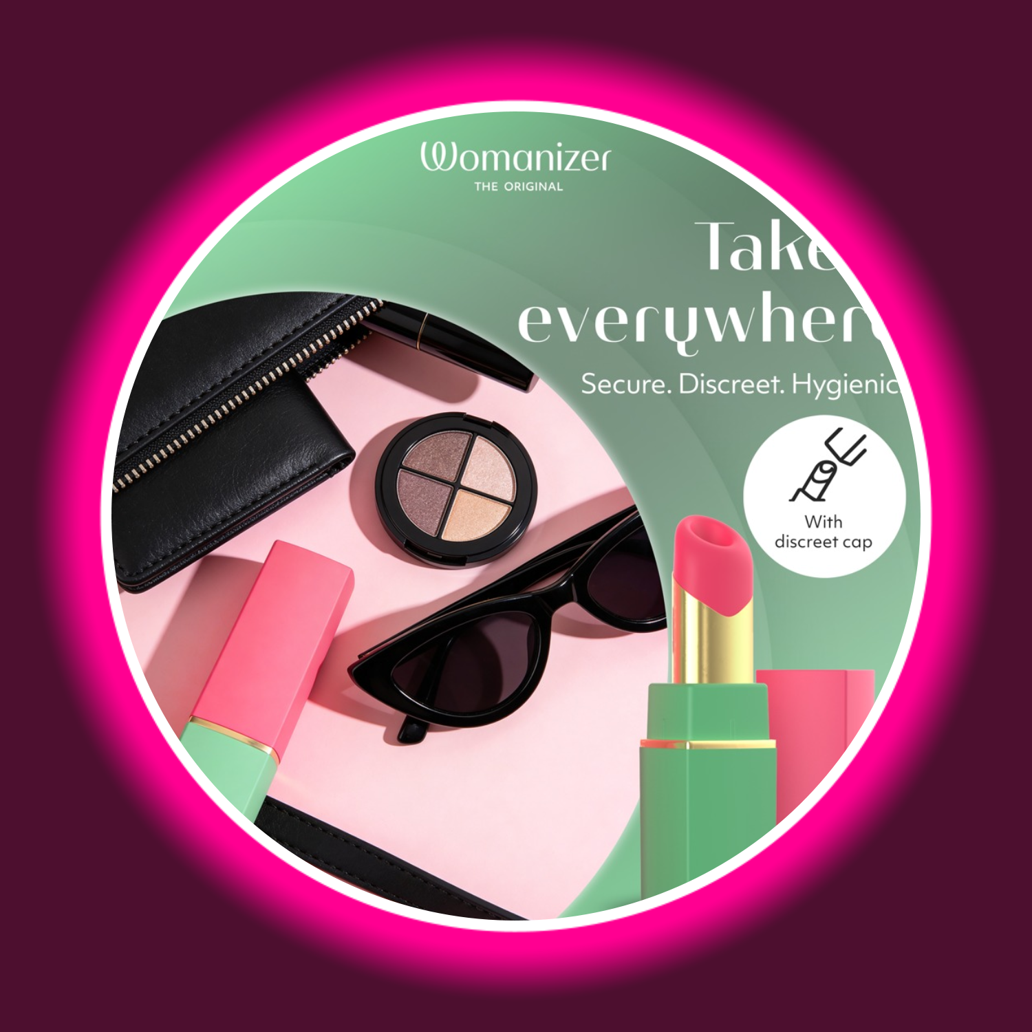 Womanizer Beauty Klitoris-Stimulator im Lippenstift-Design liegt neben Kosmetiktasche, Sonnenbrille und Make-up – diskret, sicher und hygienisch für unterwegs dank Travel Cap
