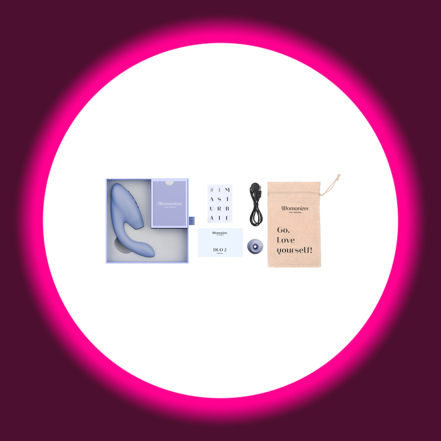 violetter Pulsator mit Stimulationskopf und Vibroarm Womanizer Duo 2, daneben USB-Kabel und Beutel