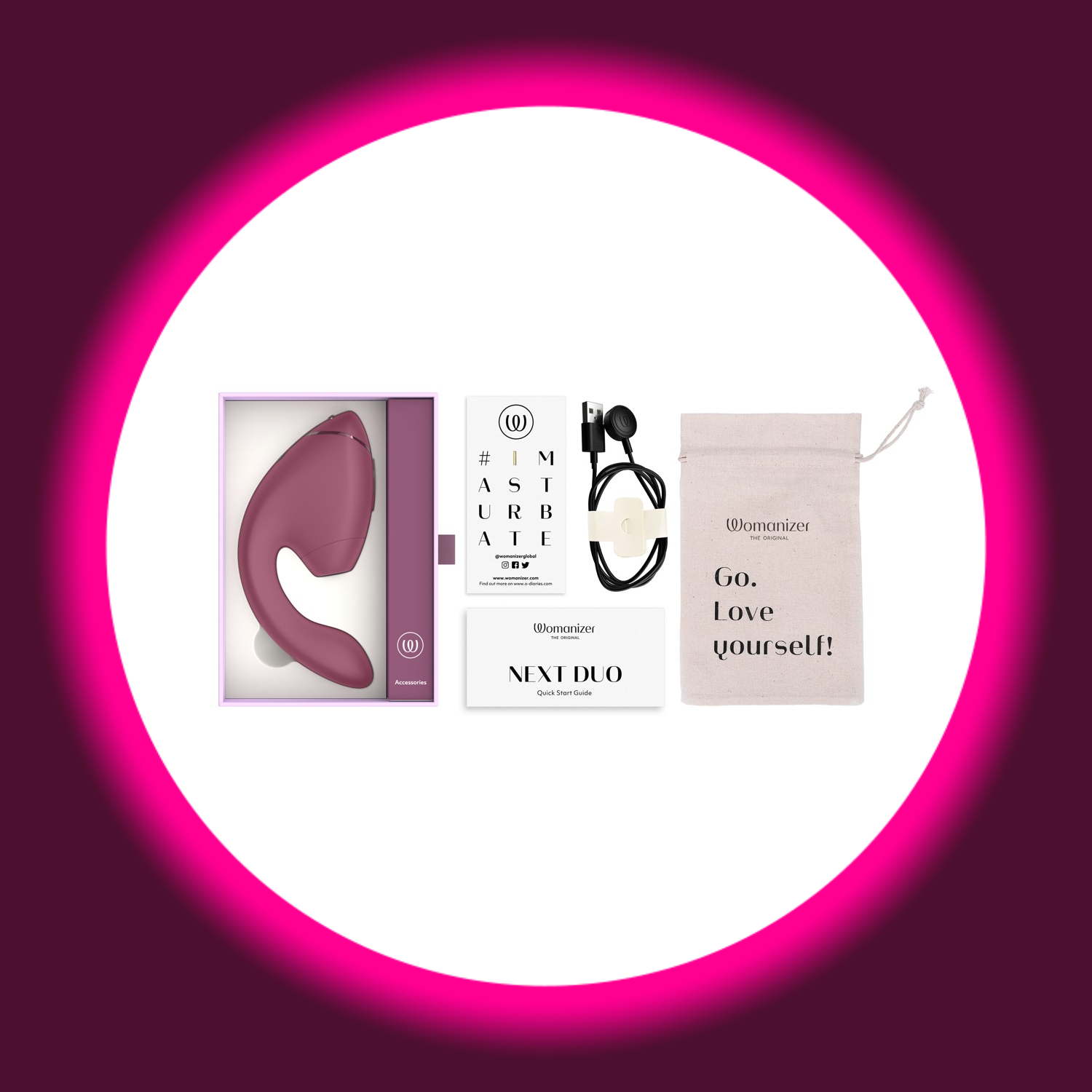 dunkelrosa farbener Pulsator Womanizer Next Duo, daneben USB-Ladekabel, Bedienungsanleitung und Beutel