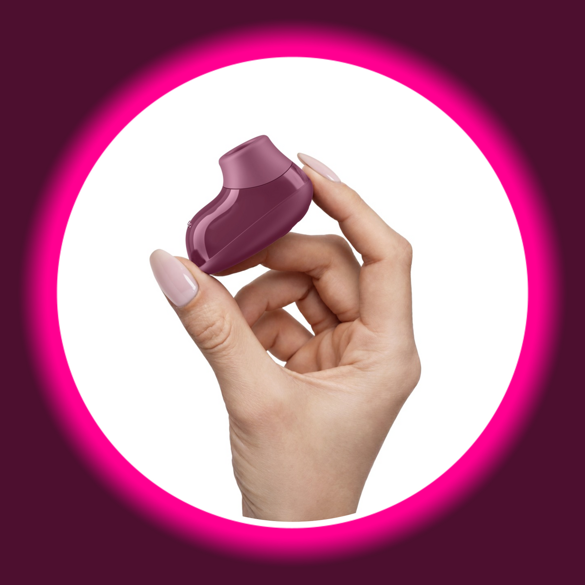 Womanizer Snap Klitoris-Stimulator violett – ultrakompakter Pulsator in einer Hand, Größenvergleich zeigt minimale Abmessungen für maximale Diskretion