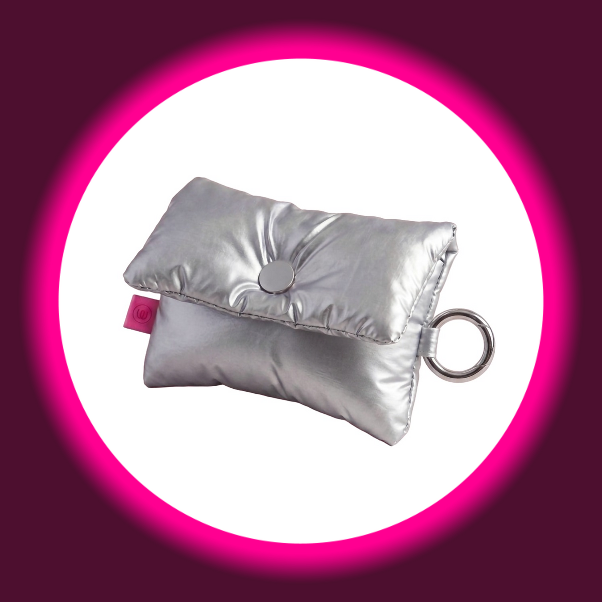 Womanizer Snap Accessory Pouch in Silber – gepolsterte Aufbewahrungstasche geschlossen mit Druckknopf-Verschluss und silbernem Schlüsselring, pinkes Womanizer-Label seitlich