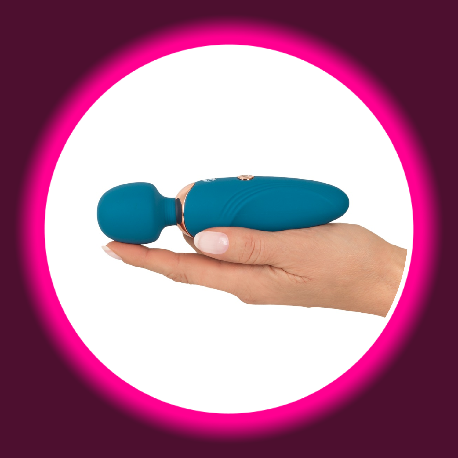 kleiner blauer Massagestab Petite Wand der in einer Hand liegt, von You2Toys